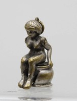 Auktion 371<br>fig&uuml;rlicher antiken Zigarrenschneider, M&auml;dchen auf Pinkelpott, Messing versilbert, berieben, ca.  H-3cm  D-1,2cm