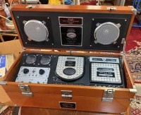 Auktion 371<br>1985 Charles Lindbergh Ryan NX-211 Spirit Of St. Louis Cassette CD Player AM/FM Radio in Holzkasten, wie ein  Flightcase, gut erhalten und funktionst&uuml;chtig, H&ouml;he ca. 23 cm, ca. 49 x 20 cm.