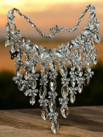 Auktion 371<br>grosses Strass-Collier mit passenden Ohrh&auml;ngern, in Schachtel