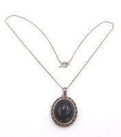 Auktion 371<br>Anh&auml;nger mit Lapis-Cabochon in Silberfassung , an 925er Silberkette, zus. ca. 14,2gr., Kette L-36cm Anh. L-3,8cm