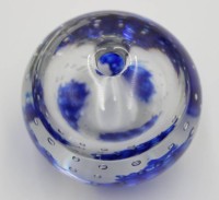 Auktion 371<br>runde Steckvase, blau/klar, ca. H-7,5cm D-9cm