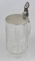 Auktion 371<br>2x Bierkr&uuml;ge um 1920, farbloses Glas, Deckel  1x Ziermonogramm und 1x Widmung Kegelclub 1925, ca. H-18 und 14cm