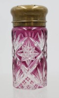 Auktion 371<br>Streuer, lila &uuml;berfangen, &auml;lter, aufwendiger Schliff, ca. H-12cm