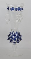 Auktion 371<br>hohe Vase, feines Glas mit blaue Noppen, wohl Italien, ca. H-24cm