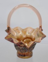 Auktion 371<br>Henkelkorb, Iris Decor Bohemia der Firma Loetz, l&uuml;strierend, orig. Etikett, ca. H-18,5cm B-17,5cm