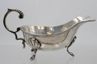Auktion 371<br>versilberte Sauciere auf 3 Beinen, &auml;lter, ca. H-11cm L-19,5cm