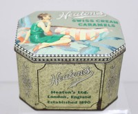 Auktion 371 / Los 15111 <br>Vintage-Blechdose f&uuml;r &bdquo;Swiss Cream Caramels&ldquo; von Heaton's Ltd., England, ca. H-9,5cm B-14cm T-10,5cm