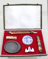 Auktion 371<br>Kaligraphie-Set, Vier Sch&auml;tze der Gelehrten, Kohlestein gebrochen, Kasten ca. H-4cm B-24,5cm