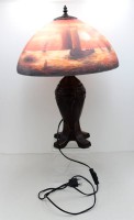 Auktion 371<br>Tischlampe im Stil von "HANDEL USA", bemalter Glasschirm mit maritimen Motiv,  bronzierter Metallstand, ca. H-54cm, Schirm D-39cm