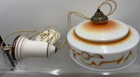Auktion 371<br>Art Deko K&uuml;chen-Zuglampe, Glasschirm und Keramikmontur mit Porzellanrollen, Lampenrand mit minim. Chips, D-26 cm