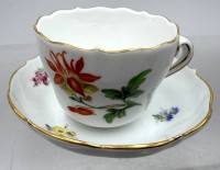 Auktion 371<br>kl. Kaffeetasse hzw. Moccatasse mit U.T. "Meissen", 2 Wahl, Blumen