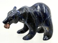 Auktion 371<br>Stein-B&auml;r mit Fisch im Maul, Sodalith, H-6 cm, L-8,5 cm