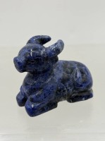 Auktion 371<br>handgeschnitzte Wasserb&uuml;ffel-Skulptur aus Sodalith-Edelstein, H-5,5 cm, L-7 cm