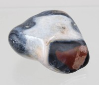 Auktion 371<br>polierten Trommelstein, Helgoland, ca. L-7cm