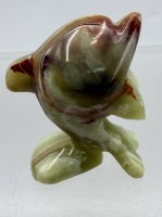 Auktion 371<br>springender Fisch, handgeschnitzt aus Onyx, H-8,5 cm