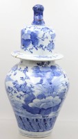 Auktion 371<br>Deckelvase, Japan, blaue Bemalung, Deckel leider mehrfach besch&auml;digt, ca. H-38cm