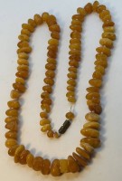 Auktion 371<br>gelbe Naturbernsteinkette, Pl&auml;ttchen verlaufend, L-ca. 54 cm, 22,36 cm