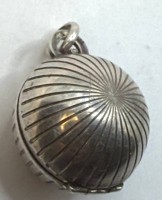 Auktion 371<br>kl. Kugelanh&auml;nger, Silber-835- als Medaillon, D-2 cm, 5,9 gr
