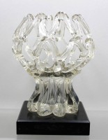 Auktion 371<br>Kunstglas-Objekt auf Holz, farbloses Glas, ca. H-24cm D-17cm