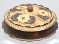 Auktion 371<br>beschnitzte Holzdose, &auml;lter, ca. H-8cm D-18cm