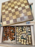 Auktion 371<br>kompl. Schachspiel mit Klapp-Spielbrett in Holzkasten, 32 Holz-Figuren, Kasten H-5 cm, 24x14 cm, K&ouml;nig 5,4 cm