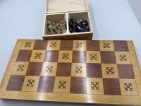 Auktion 371<br>32 Schachfiguren aus Horn mit einem Klapp-Spielbrett, Scharniere fehlen, H-K&ouml;nig 9 cm,