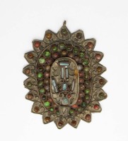 Auktion 371<br>wohl antiker tibetanischer Anh&auml;nger, Messing mit Farbsteinbesatz, 8,5 x 6,5cm