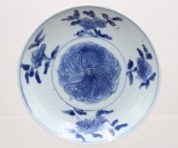 Auktion 371<br>Teller, China, blaues Dekor, Unterseite mit Wachssiegel, Rand mit Chips, ca. D-20,5cm