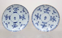 Auktion 371<br>Paar Teller mit blauen Dekoren, China, wohl &auml;lter, je altrissig und kl. Chips, je ca. D-21,7cm