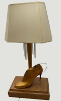 Auktion 371<br>Tischlampe mit  Damenschuh aus Holz mit 4 Glasprismen, H-61 cm