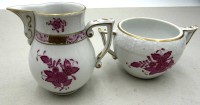 Auktion 371<br>kl. Milch und Zucker (ohne Deckel) "Herend" Apponyi rot, Kanne H-9 cm, B-10 cm