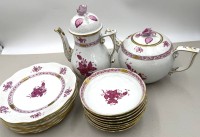 Auktion 371<br>Kaffee-Teeservice "Herend" f&uuml;r 8 Personen"Herend" Apponyi rot, 29 Teile, 9x gr. Teetassen "Herend" Apponyi rot, 8x U.T., 8x Kuchenteller, Kaffee-Teekanne, gr. Milch und Zucker  H-K&auml;nnchen 8 cm, L-14 cm, Deckelrosen tw. bestossen