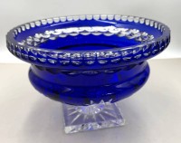 Auktion 375<br>gr. Buntglas-Tafelaufsatz "Nachtmann" blau &uuml;berfangen und beschliffen, ca. 3,8 kg., H-17,5 cm, D-26 cm,,
