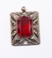 Auktion 371<br>835er Silber-Anh&auml;nger, um 1930, roter Stein, 10,6gr., 3 x 2,7cm