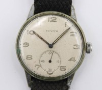 Auktion 371<br>Zenith-Armbanduhr um 1930/40, wohl Milit&auml;r, Handaufzug, Werk l&auml;uft, Alters-u. Tragespuren, ca. D-3,4cm