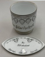 Auktion 371<br>2 Teile "Zur Silberhochzeit" Blumen&uuml;bertopf und Schale, H-16 cm, D-15 cm,  Platte 24x14 cm, Gebrauchsspuren
