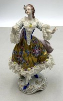 Auktion 371<br>grosse T&auml;nzerin in Spitzenkleid ,  Aelteste Volkstedter Porzellanmanufaktur, Kleidersaum und 2 Finger bestossen, H-24 cm