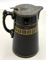 Auktion 371<br>Keramikkanne um 1890, wohl Gibson &amp; Sons in Burslem, England,   Zinndeckel, guter Zustand, H-21 cm