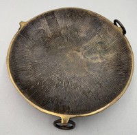 Auktion 371<br>grosse massive Bronze-Anbietschale, geriffelt, mit 3 Ringen