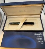 Auktion 371<br>PELIKAN M200 Kolbenf&uuml;ller in gr&uuml;n-marmoriert mit vergoldeter Stahl Feder in Etui mit Beschreibung, wohl ungebraucht