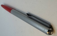 Auktion 374<br>Mont Blanc Traveller Kugelschreiber, Edelstahl/rot, Clip mit Muster, keine Mine