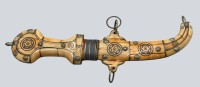 Auktion 371 / Los 7047 <br>Marokkanischer Berber Dolch und Scheide Koummya , Knochenschnitzerei, L-34,5 cm,