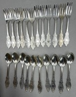 Auktion 374<br>12 Kaffeel&ouml;ffel, 12x Kuchengabeln "Robbe u. Berking" 90-er Auflage
