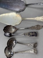 Auktion 371<br>8x Vorlegeteile f&uuml;r Kaffeetisch, Ostfriesenmuster, Hanseat und R.u.B, Kaffeezange, Heber, Sahnel&ouml;ffel, Zuckerschaufel etc.