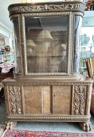 Auktion 371<br>L&ouml;wentatzen-Vitrine, dreiseitig verglast, Eiche/Nussbaum massiv und furniert, um 1910/20, R&uuml;ckseitig Furnierschaden, sonst guter Erhaltung, ca. H-172cm B-128cm T-44cm
