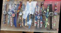 Auktion 371<br>30x Swatch Unicef Armbanduhren in gr. Swatch Plexiglas Display, wohl alle ungetragen, Display 57x28 cm