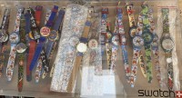Auktion 371<br>34x Swatch Unicef Armbanduhren in gr. Swatch Plexiglas Display, wohl alle ungetragen, Display 57x28 cm