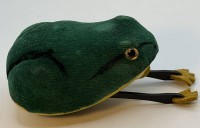 Auktion 371 / Los 12020 <br>Schuco Vintage Flipo Frosch Blechspielzeug Made In U.S. Zone Germany, samtbezogen, L-ca. 10 cm