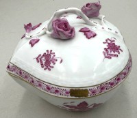 Auktion 371<br>gr. herzf&ouml;rmige Bonbonniere "Herend" aufgesetzte Bl&uuml;ten, Apponyi rot, eine3 Bl&uuml;te minimalst bestossen,  H-11 cm, 14x13 cm