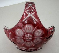 Auktion 371<br>vintage Kristall-Henkelkorb, rot &uuml;berfangen und Blumenschliff, um 1970, H-20 cm, 20x14 cm